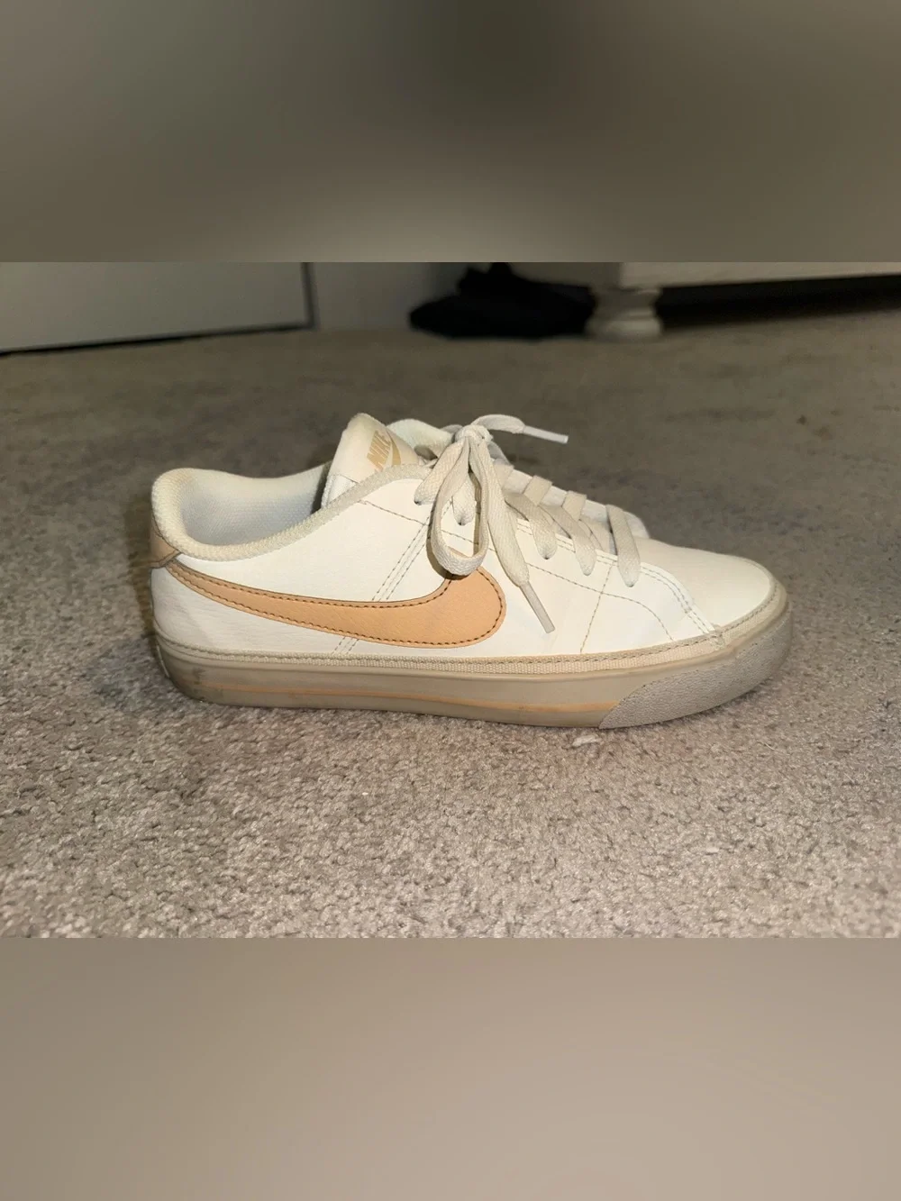 Nike Off-White/Beige Low-Top Sneakers